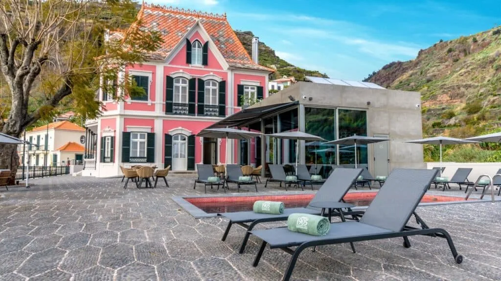 Zonneterras en zwembad bij het kleinschalige boutique hotel 1905 Zino's Palace op Madeira / kleinschalige hotels
