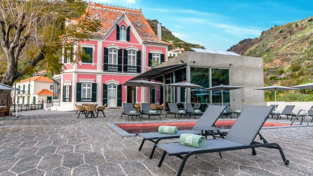 Zonneterras en zwembad bij het kleinschalige boutique hotel 1905 Zino's Palace op Madeira / kleinschalige hotels
