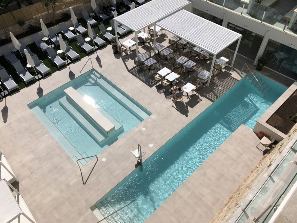 Loungen aan het stijlvolle designzwembad van BQ Paguera Boutique hotel in Paguera op het Spaanse eiland Mallorca