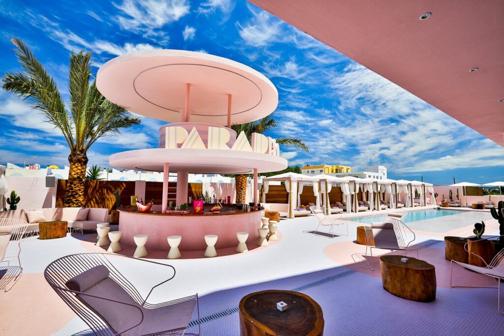 Pink neon-kleurige bar bij het Paradiso Ibiza Art hotel in San Antonio