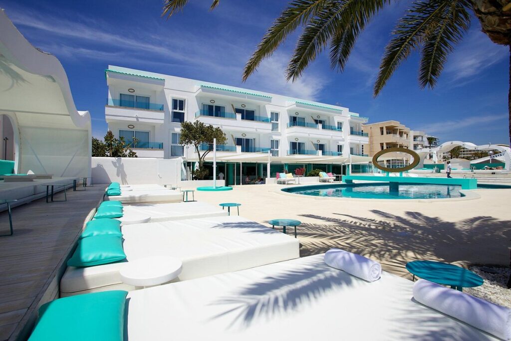 Fijne loungebedden aan het zwembad van Santos Ibiza in Playa d'en Bossa