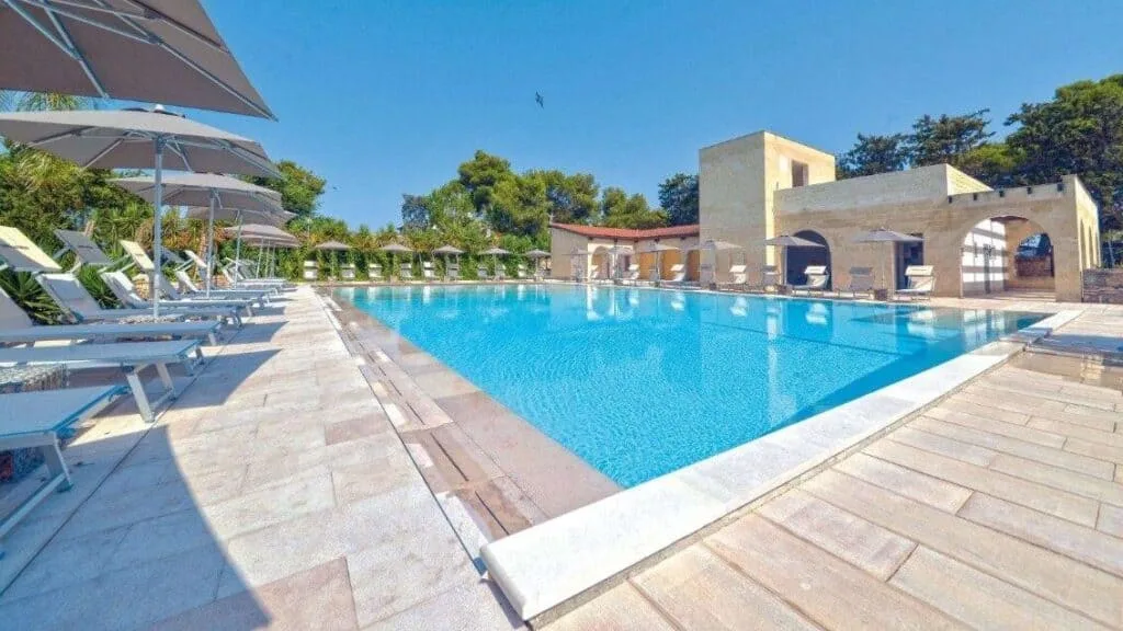 Zwembad bij een sfeervolle masseria in Puglia