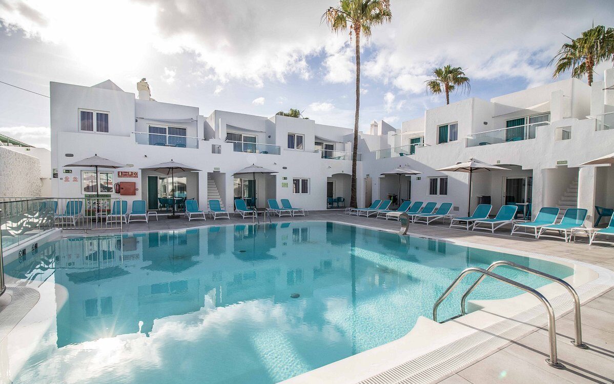 Het zwembad en de kleinschalige appartementen van TIME TO SMILE Guinate Club in Puerto del Carmen op Lanzarote