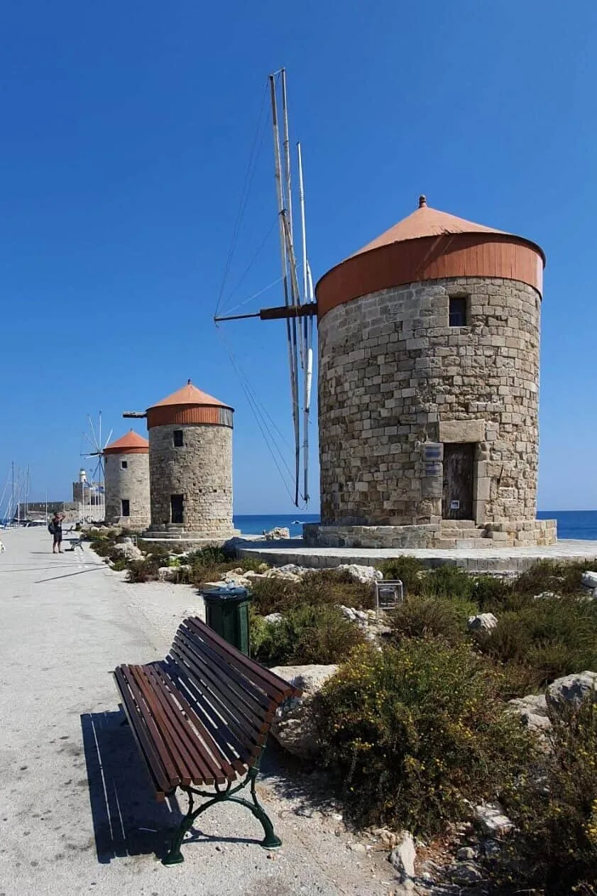De Mandraki haven in Rhodos-Stad met windmolens