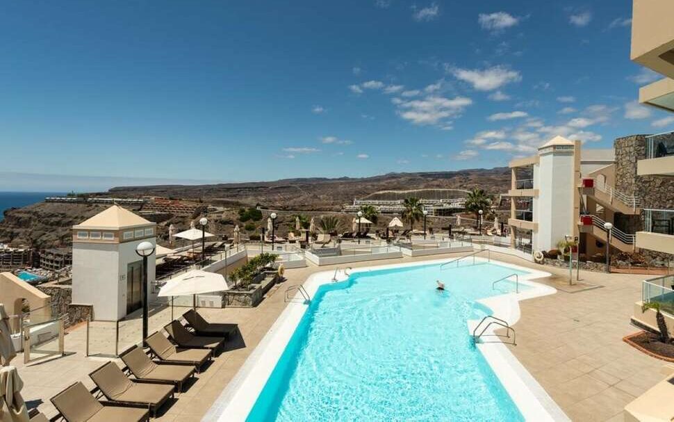 Fijn zwembad met uitzicht op zee vanaf het hotel Holiday Club Vista Amadores op Gran Canaria in Puerto Rico