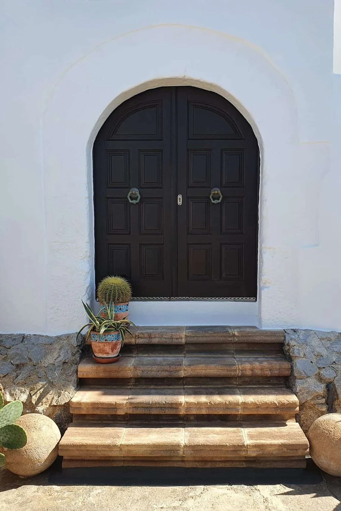 De voordeur van een huis in één van de straten in Koskinou, een knus dorpje op Rhodos