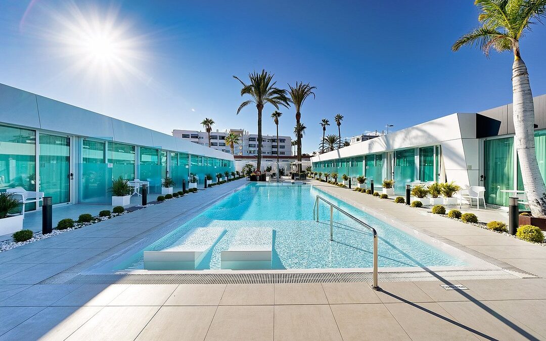Het stijlvolle zwembad van het kleinschalige hotel Nayra op Gran Canaria in Playa del Ingles.