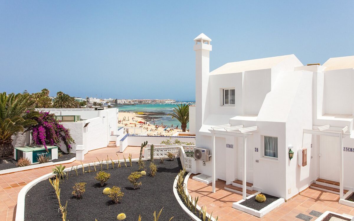 Uitzicht op het strand vanaf de kleinschalige appartementen Tao Caleta Playa op Fuerteventura, Canarische Eilanden.