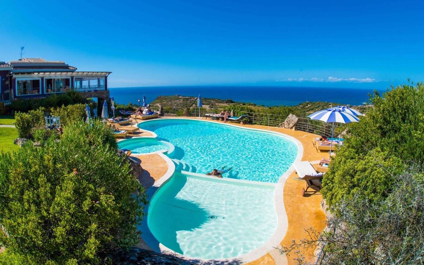 Het mooie uitzicht over zee vanaf het zwembad bij het kleinschalige Bajaloglia Resort op Sardinië