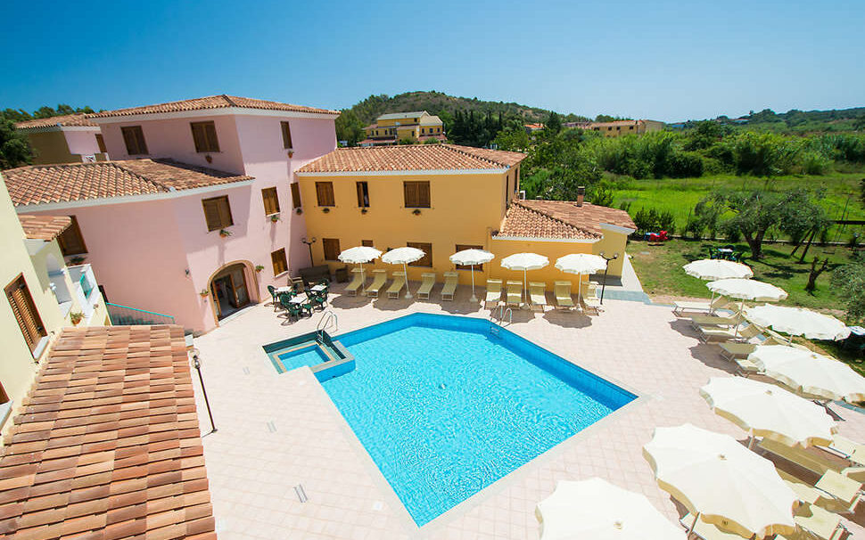Het charmante en kleurrijke appartementencomplex Cala Viola Residence op Sardinië