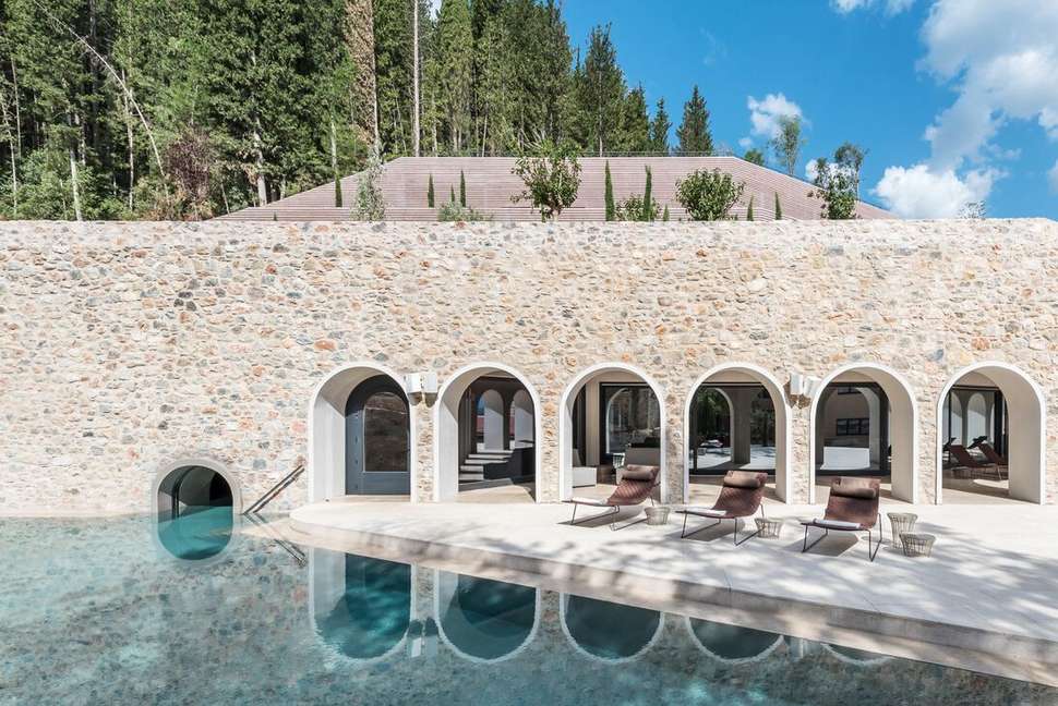 Uitzicht op het heerlijke zwembad van het kleinschalige hotel Euphoria Retreat waar je fijn kunt uitrusten op het Griekse vasteland