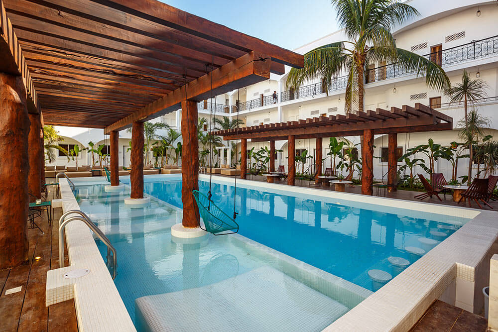 Loungen aan het heerlijke zwembad van het kleinschalige hotel HM Playa del Carmen in Yucatan, Mexico