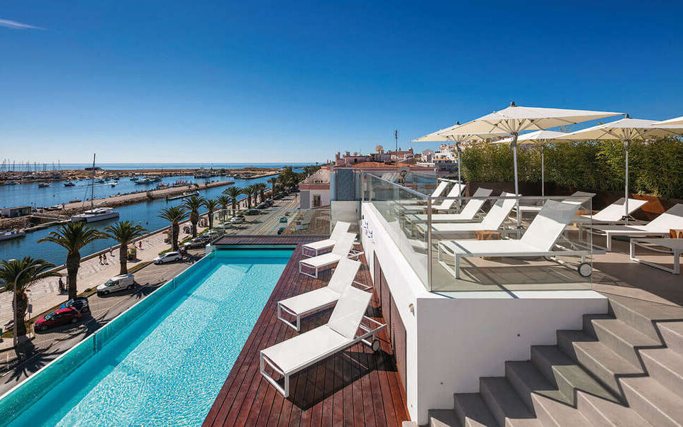 Het stijlvolle dakterras met zwembad bij het kleinschalige hotel Lagos Avenida aan de Algarve in Portugal