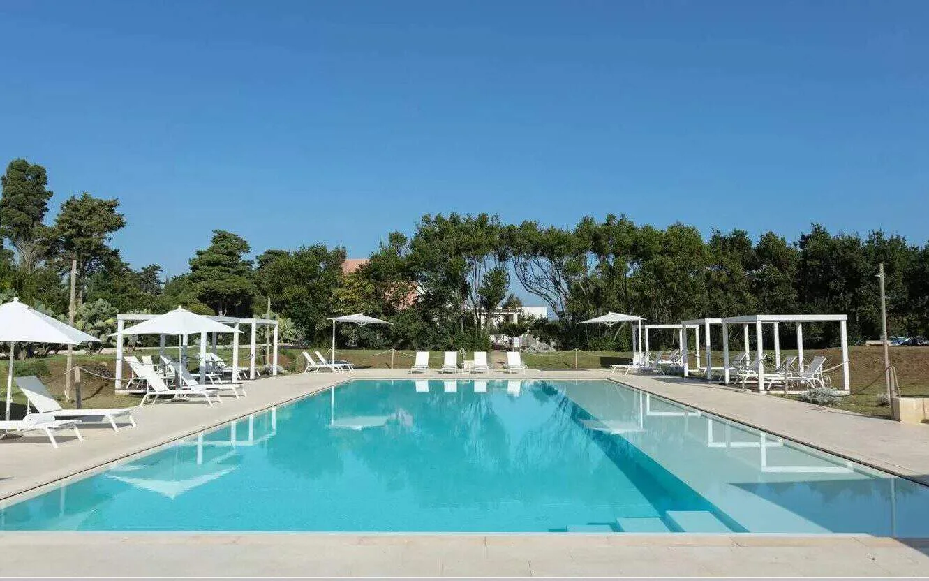 Bekijk meer foto's van Masseria Mongio dell Elefante in Puglia Het zwembad van Masseria Mongio dell Elefante in Otranto in Puglia