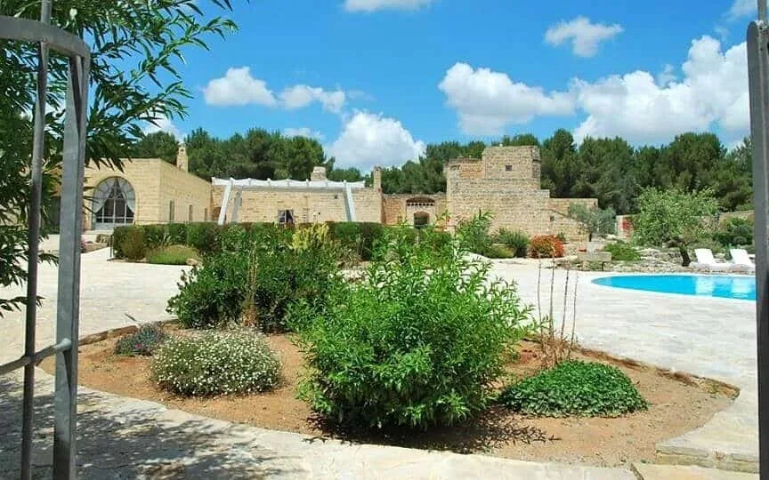 Bekijk meer foto's van Masseria Relais Santa Teresa in Puglia Uitzicht over het terrein en het zwembad van Masseria Relais Santa Teresa in Sannicola in Puglia