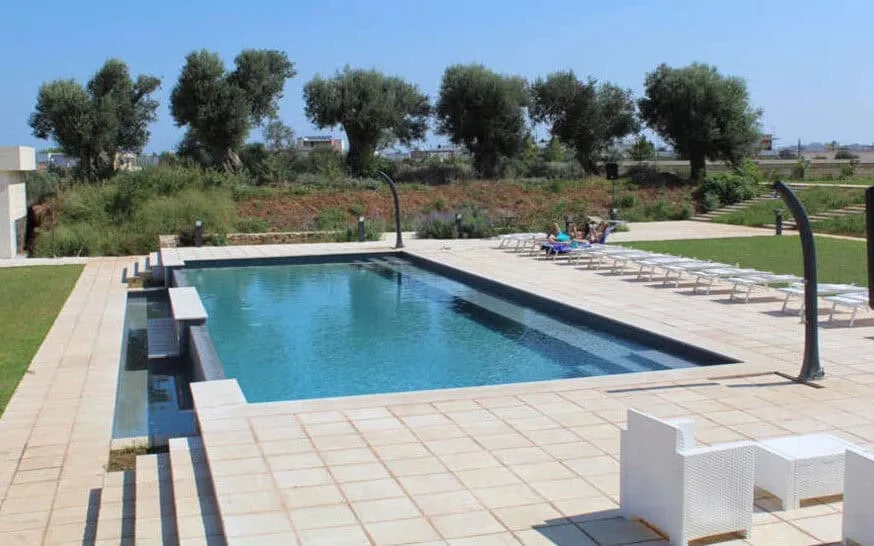 Bekijk meer foto's van Masseria Stali in Puglia Het zwembad van Masseria Stali in Caprarica di Lecce