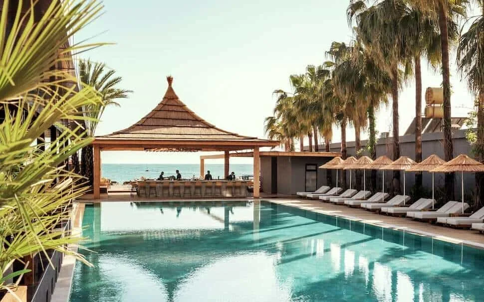 Loungen aan het het heerlijke zwembad van Cook's Club Alanya, een sfeervol boutique hotel in Turkije