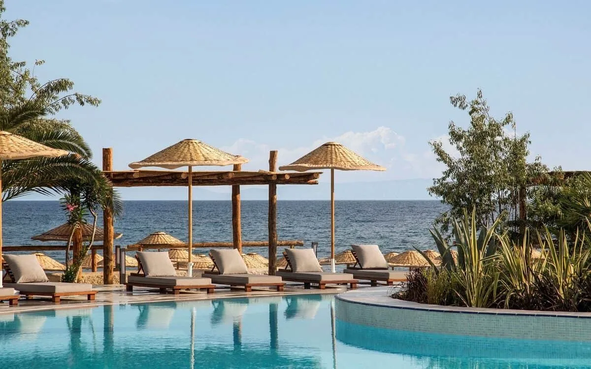 Luxe loungebedden aan het heerlijke zwembad van Club Marvy in Ozdere, een van de mooiste boutique hotels in Turkije