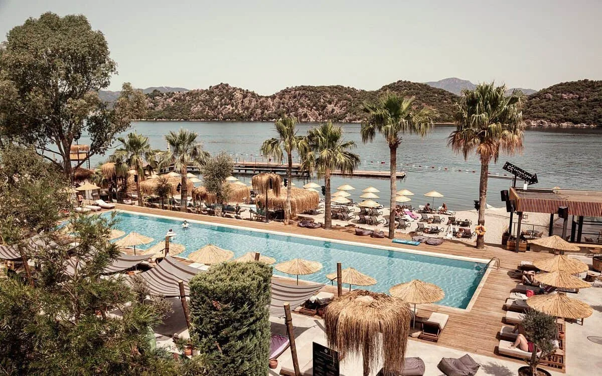 Loungen aan het heerlijke zwembad van Cook's Club Adakoy in Marmaris, een levendig boutique hotel in Turkije