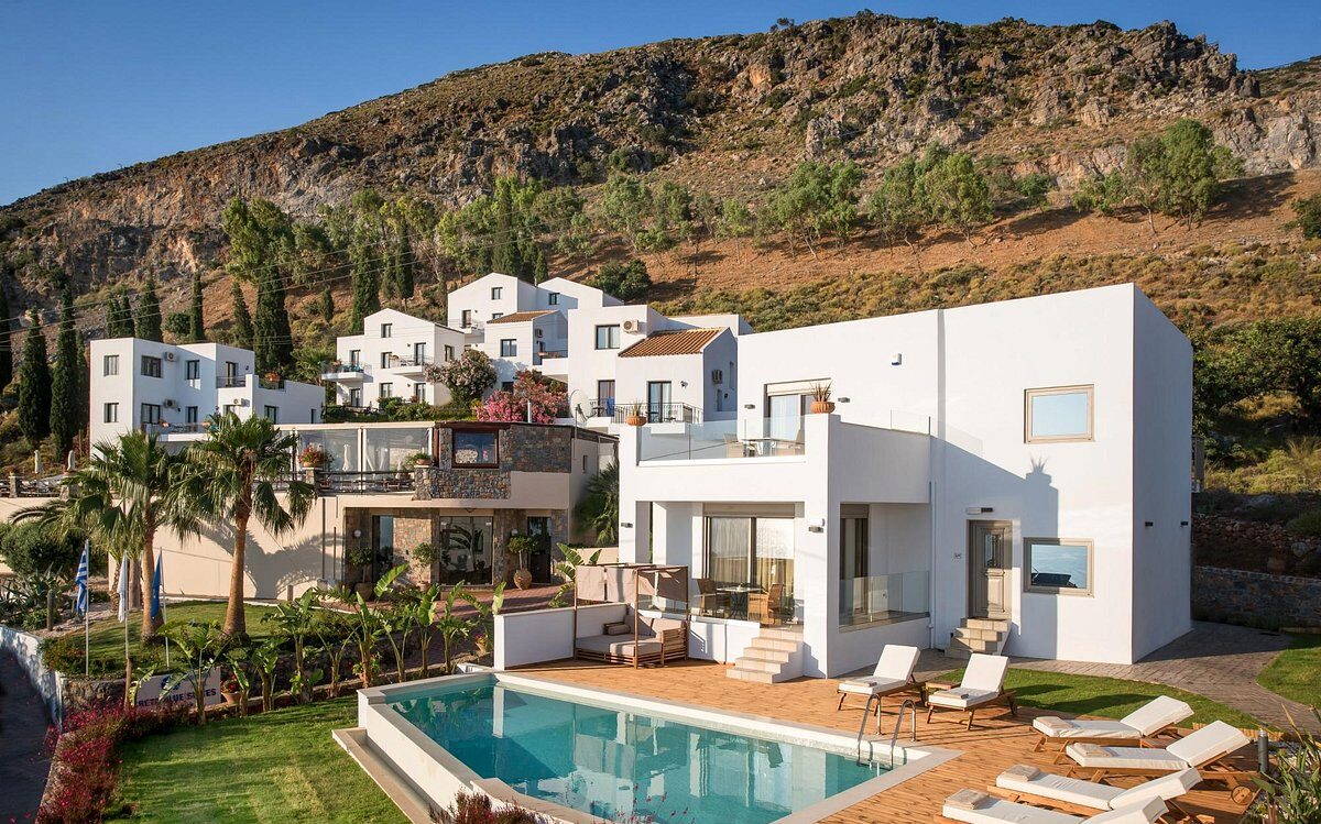 De prachtige omgeving met bergen op de achtergrond bij Creta Blue Boutique Hotel & Suites op Kreta