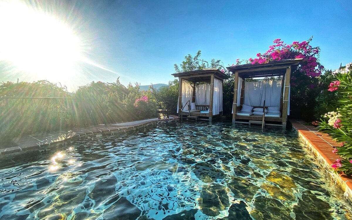 Twee luxe bali bedden aan het fijne zwembad van het kleinschalige El Vino Hotel & Suites in Bodrum in Turkije