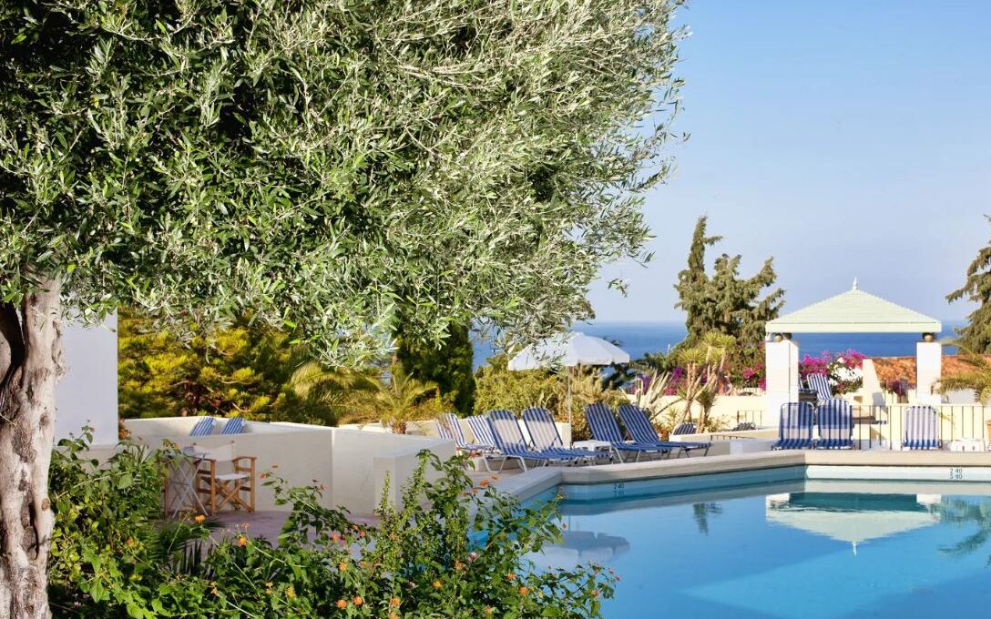 Het prachtige uitzicht vanaf de tuin en het zwembad van de kleinschalige Galaxy Villas in Koutouloufari op Kreta