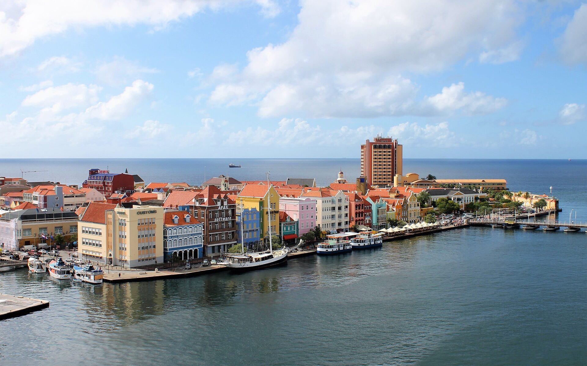 De kleurrijke handelskade op het eiland Curaçao, één van de ABC eilanden