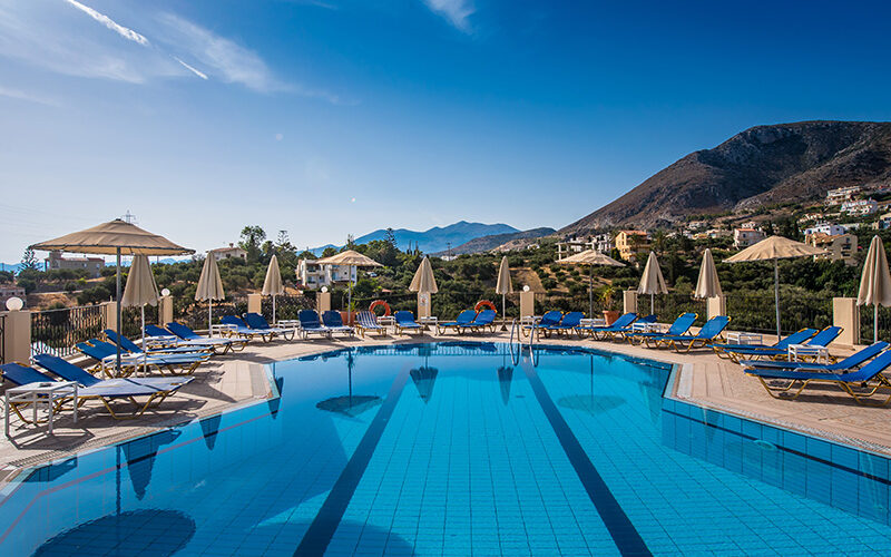 Genieten aan het zwembad van de kleinschalige appartementen Lofos in Piskopiano met een mooi uitzicht op de omgeving van Kreta