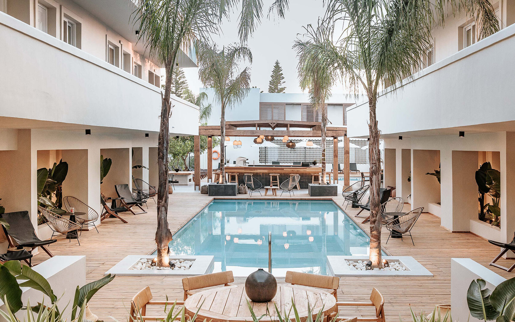 De knusse binnentuin met het stijlvolle zwembad van het kleinschalige boutique hotel More Meni Residence in Tigaki op Kos