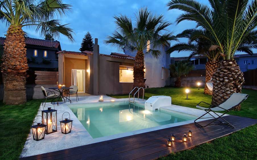 Genieten aan je privé zwembad bij een overnachting in één van de luxe villa's van Paradise Island Villas in Annissaras op Kreta