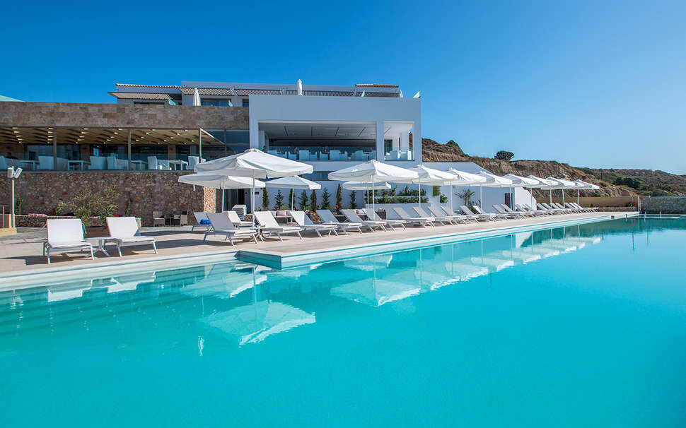 Heerlijke loungebedden aan het stijlvolle zwembad van het kleinschalige hotel White Rock  of Kos, in Kefalos