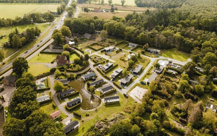 Uitzicht over de groene natuur en het kleinschalige vakantiepark Buitenplaats Holten in Overijssel