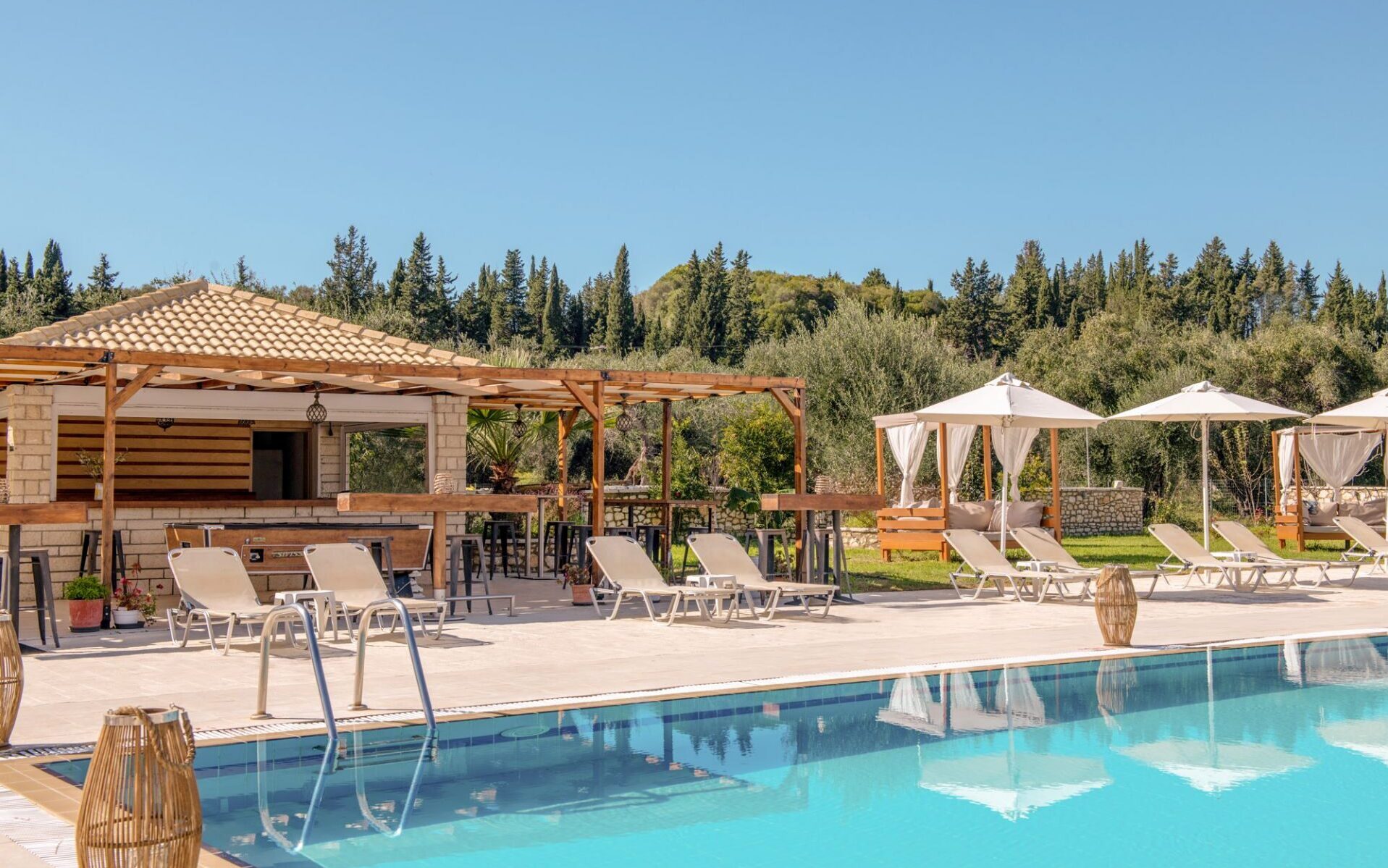 Loungen aan het heerlijke zwembad van het kleinschalige hotel Ekati Mare Boutique Resort in Kavos op het Griekse eiland Corfu