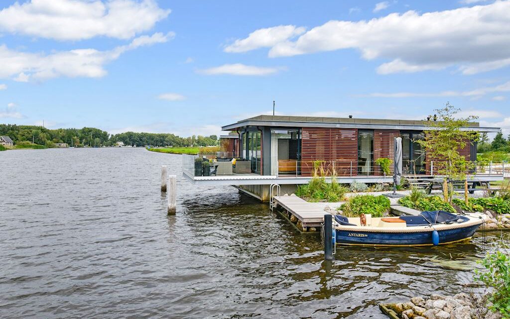 Prachtige vakantiewoning aan het water op het kleinschalige vakantiepark Landal Waterpark de Alde Feanen in Friesland