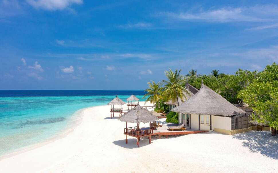 Luxe beach villa aan het strand bij het kleinschalige hotel Banyan Tree Vabbinfaru op de Malediven