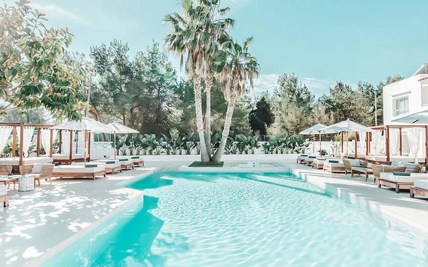 Relax aan het heerlijke zwembad van Boutique Hotel & Spa Las Mimosas op Ibiza
