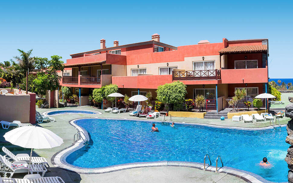 Het ruime zwembad van de kleinschalige appartementen El Cerrito op La Palma