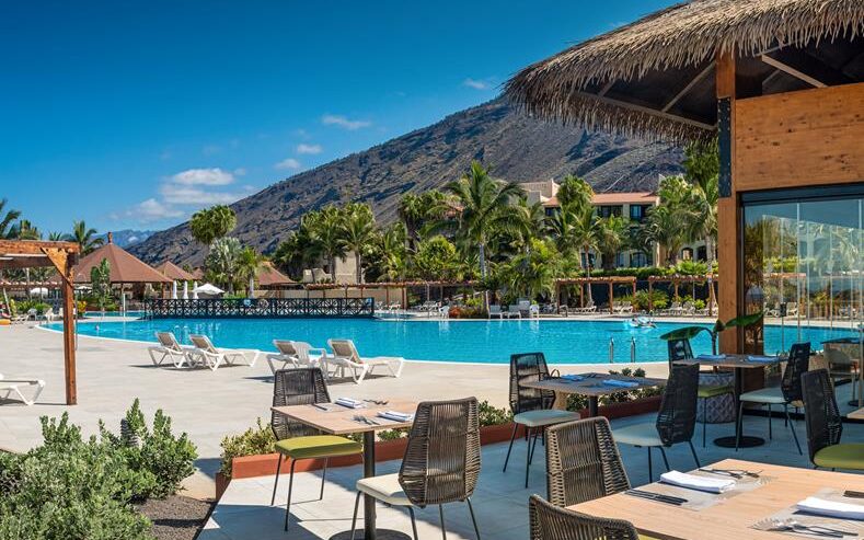 Geniet op een ligbedje aan het zwembad van het kleinschalige hotel Esencia de la Palma