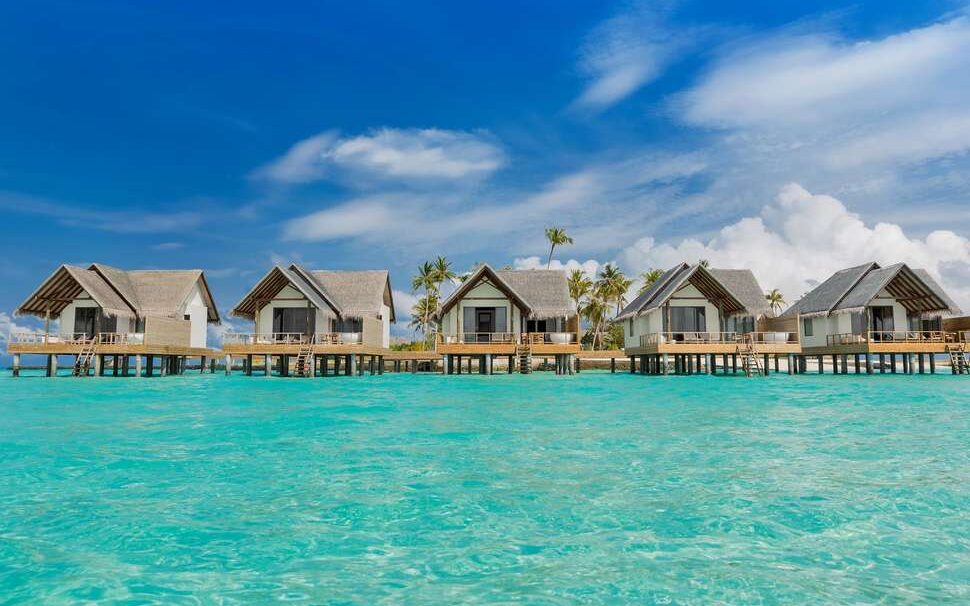 De luxe watervilla's aan de turqouise zee bij het kleinschalige hotel Fushifaru Maldives op de Malediven