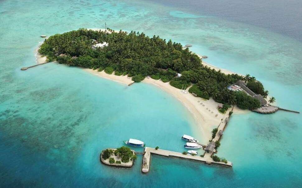 De turquoise zee bij het kleinschalige Makunudu Island Resort op de Malediven