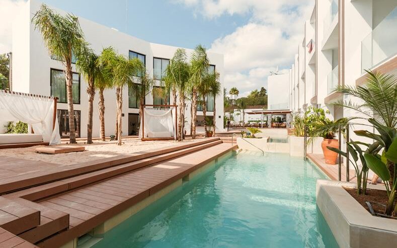 Geniet van veel ruimte om je heen bij het zwembad van Nativo Ibiza Boutique Hotel