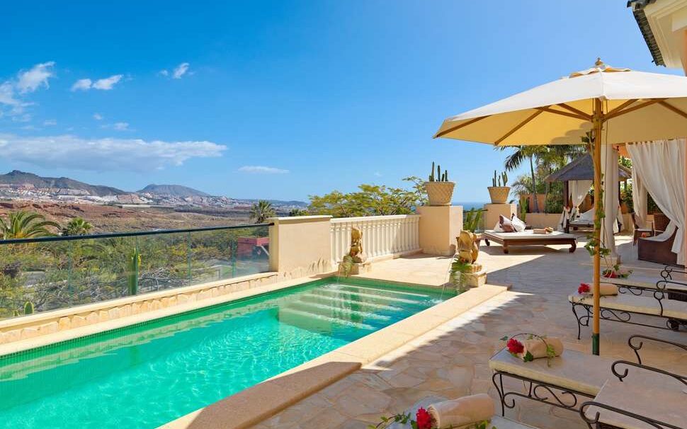 Geniet van het mooie uitzicht vanaf je villa met privézwembad van Royal Garden Villas & Spa