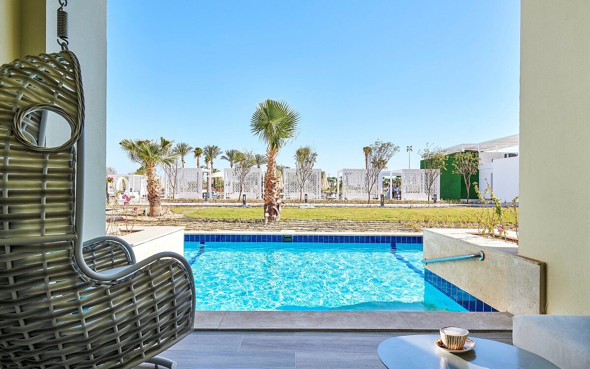Plons vanaf je swim up kamer in Steigenberger Pure Lifestyle Resort in Egypte direct het zwembad in
