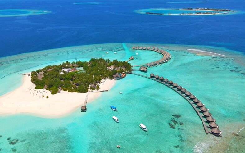 Uitzicht op het idyllische eiland Noord-Male Atol met hierop het kleinschalige Thulhagiri Island Resort op de Malediven