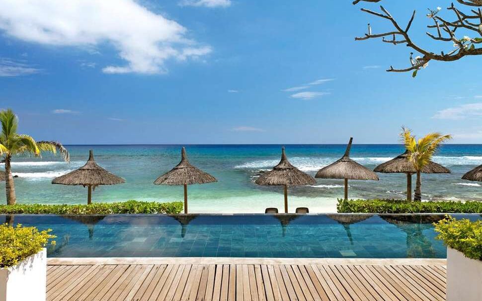 Het spectaculaire uitzicht over zee vanaf het zwembad van het kleinschalige hotel Recif Attitude op Mauritius
