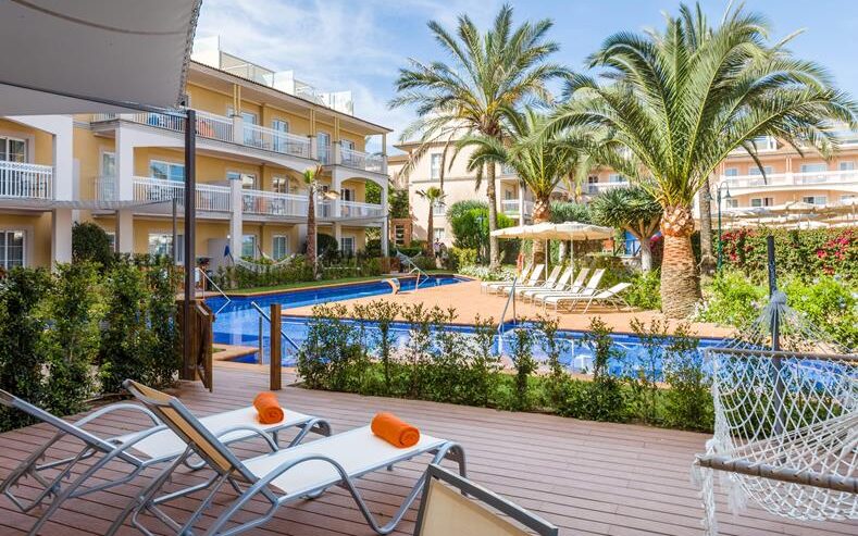Het ruime terras van je swim up appartement in Zafiro Ca'n Picafort in Mallorca