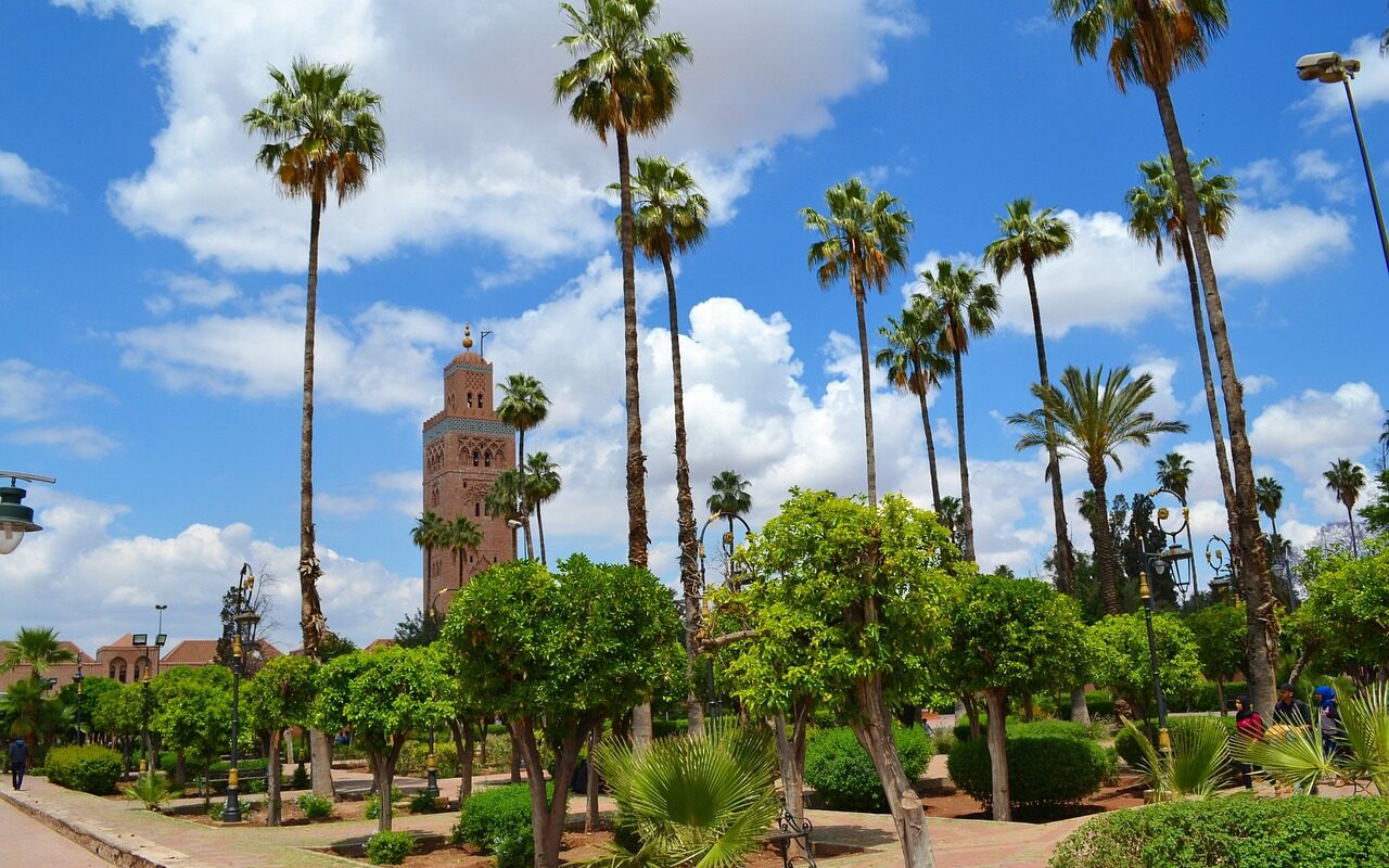 Uitzicht op de toren van de Koutoubia moskee in Marrakech