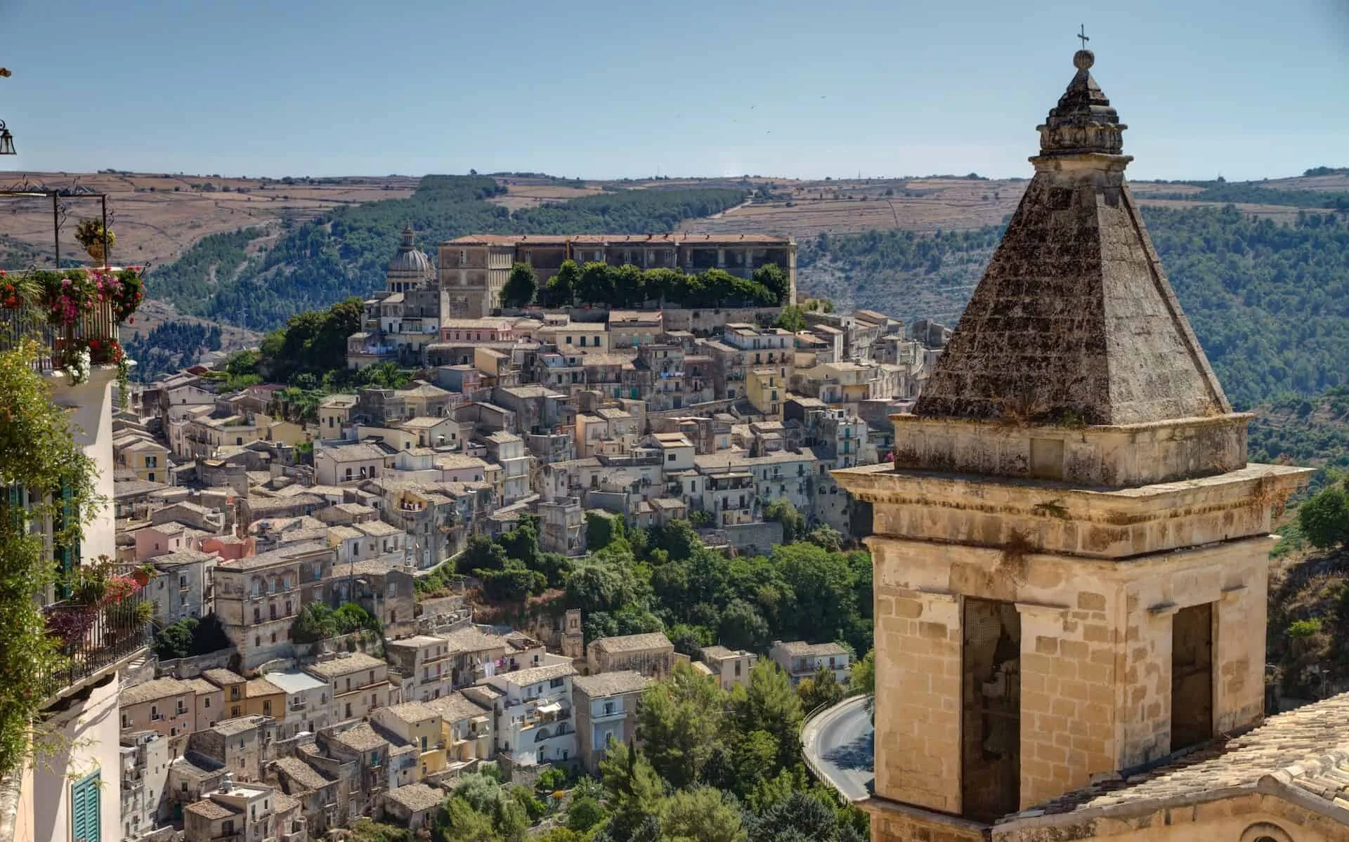 Uitzicht op de kronkelende straatjes met kleurrijke huizen in Ragusa Ibla, één van de best bewaarde geheime plekjes op Sicilië