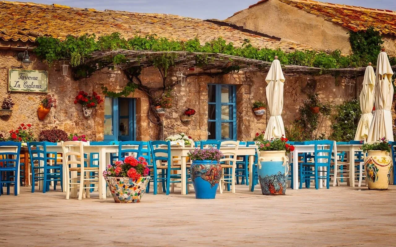 Lokale taverne in het sfeervolle dorpje Marzameni, een van de beste geheime plekjes op Sicilië waar nauwelijks toeristen komen