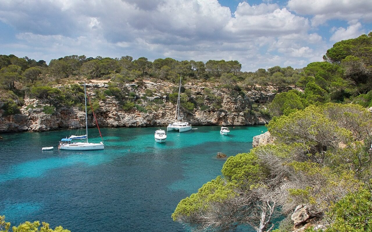 Prachtige baai in Mallorca met helderblauw water om te snorkelen